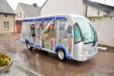 Zachęcam wszystkich do pobytu nad naszym jeziorem, gdzie poza czystą wodą i opieką ratowników oferujemy dwie zjeżdżalnie wodne i plac zabaw w kształcie łodzi mówi burmistrz Lidzbarka.