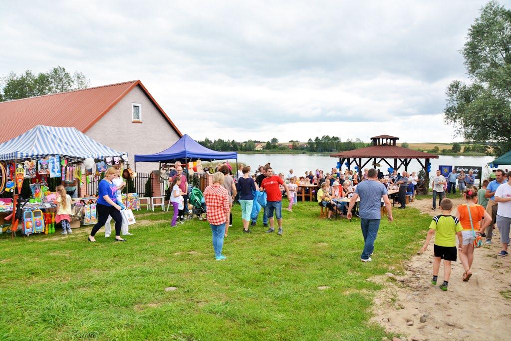 Mogli bowiem degustować swojskie i smaczne wyroby prosto spod rąk Wapierskich gospodyń. Atrakcyjności świętu dodały występy zespołu Ach te baby z Dłutowa oraz Młodzieżowej Orkiestry Dętej z Lidzbarka.