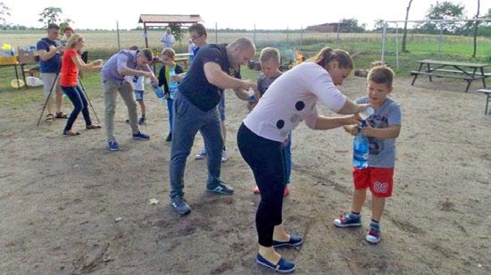 zbieranie piłeczek, bieg z piłeczką, drużynowy bieg przez tunel, czy skok przez skakankę. Rywalizacja okazała się świetną zabawą zarówno dla najmłodszych jak i dorosłych.
