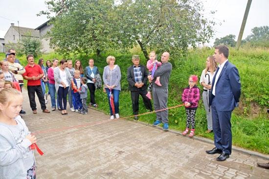 Należy również zaznaczyć, że organizatorzy zapewnili w tym dniu mnóstwo atrakcji między innymi, występ zespołu Ach te baby z Dłutowa, miasteczko zabaw dla dzieci z dmuchanymi zjeżdżalniami, pokaz