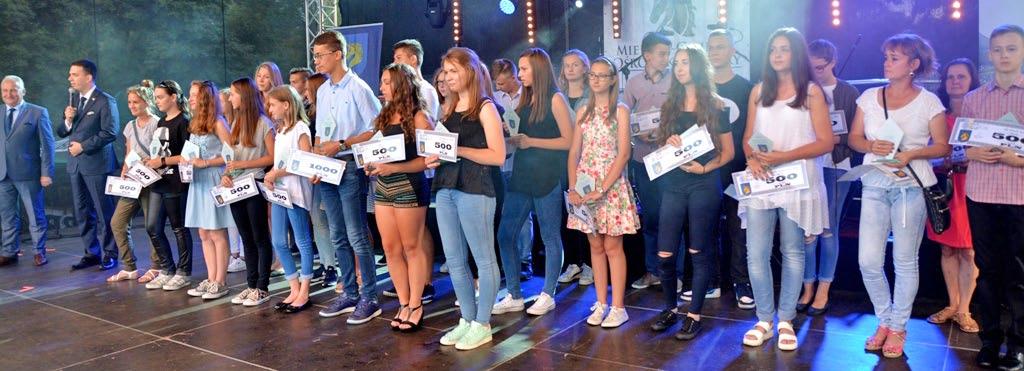 W tym roku aż 65 uczniów zostało nagrodzonych czekami w kwocie 500 zł,