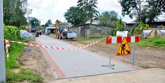 Inwestycje w gminie Kolejny etap prac budowy ronda Pora wiosenno-letnia sprzyja realizacji inwestycji i działaniom mającym na celu poprawę życia mieszkańców Gminy.