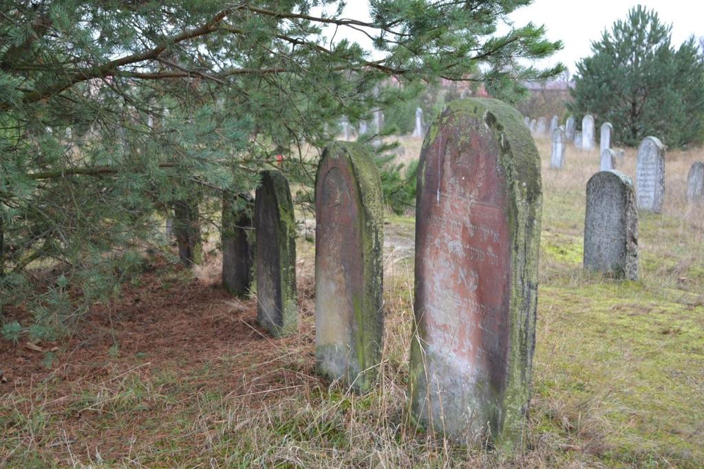 Jurajski cmentarz żydowski został założony w 1821r. i był trzecim z kolei kirkutem w mieście, rozciągając się po późniejszej rozbudowie na powierzchni 1,5 ha.