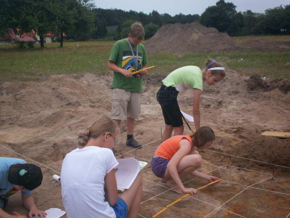 MAŁY ARCHEOLOG Celem projektu było zapoznanie uczniów z