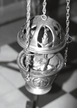 Jest ona włożona w niewielki melchizedek (metalowy, pozłacany uchwyt w kształcie półksiężyca).