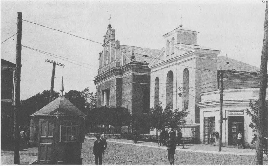 zamknięty (urządzono w nim szkołę sportową), oddany wiernym