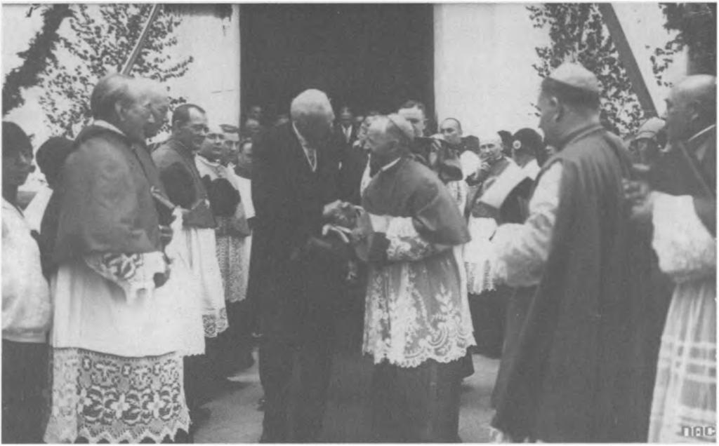 opuszcza katedrę rzymskokatolicką i żegna się z