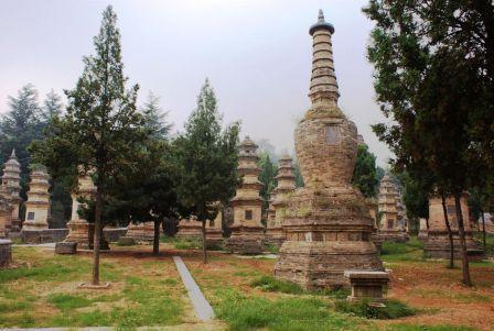 Na pierwszym planie pagoda