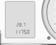Licznik przebiegu dziennego W górnym wierszu jest wyświetlana liczba kilometrów przejechanych od czasu ostatniego wyzerowania licznika.