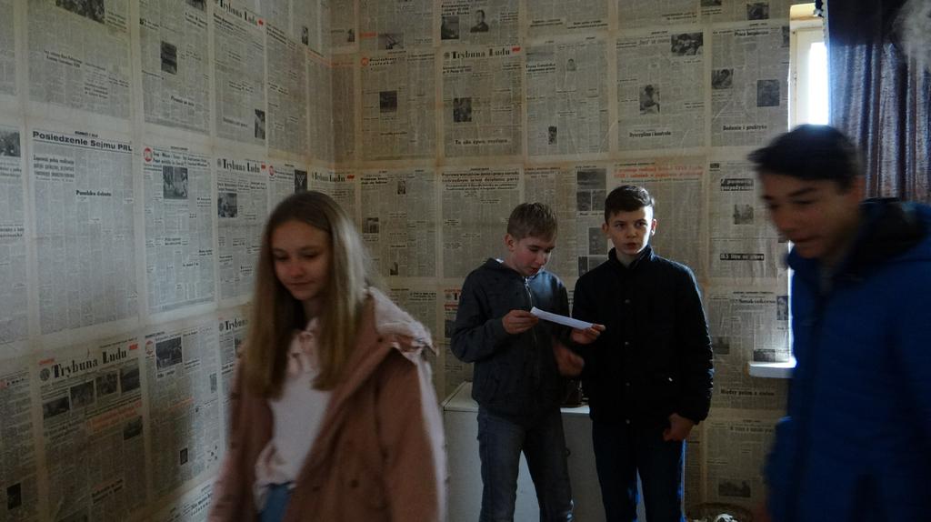 schronu W tajniki życia i pracy w schronie wprowadził uczniów przewodnik Zainteresowanie wzbudziły sale z dalekopisem i