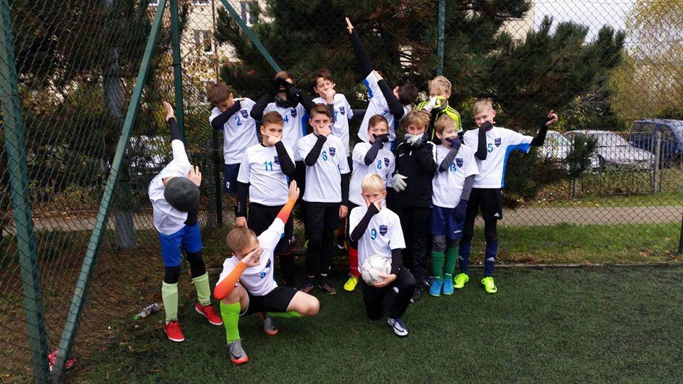 OSIĄGNIĘCIA SPORTOWE Nasze dwie drużyny piłkarskie ponownie stanęły do boju o I miejsce w Pucharze Tymbarku na szczeblu powiatowym. Los przydzielił obie nasze ekipy do jednej grupy.