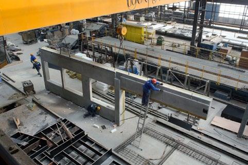 str. 2 Rys. 4. Produkcja prefabrykatów wielkowymiarowych Prefabrykacja obejmuje również wiele rodzajów betonu (samozagęszczalny, wibroprasowany, wysokich wytrzymałości, itp.
