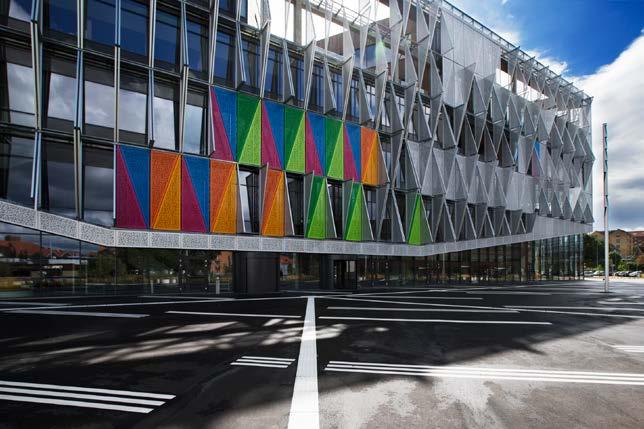 UNIWERSYTET SOUTHERN DENMARK (SDU) Aluminiowe panele perforowane zostały wykorzystane aby stworzyć dynamiczną fasadę stanowiącą jednocześnie system zacieniający na pierwszym niskoenergetycznym