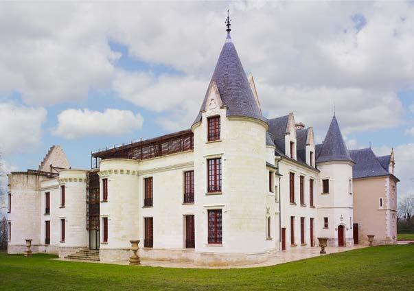 CHÂTEAU DE CANGÉ Panele przeciwsłoneczne wykonane z blachy perforowanej dodają element