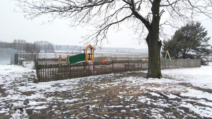 Zajmuje powierzchnię około 3,60 km2 i liczy 104 mieszkańców. 57% mieszkańców Nowego Dworu jest w wieku produkcyjnym, 17% w wieku poprodukcyjnym.