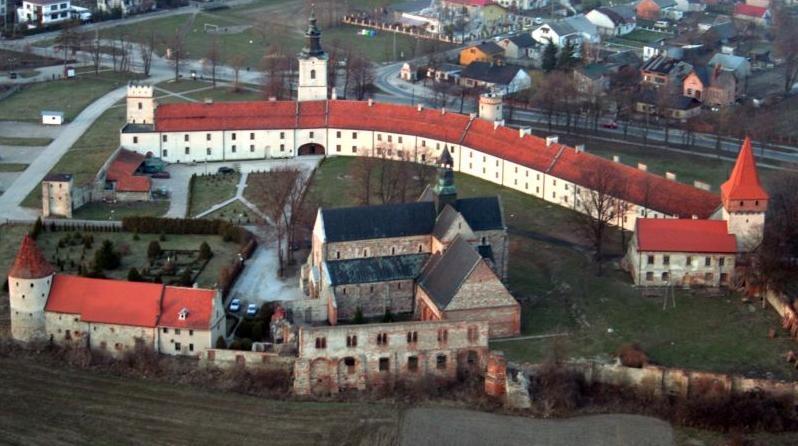Sulejów kojarzony jest z wypalaniem wapna. Do dziś zachowały się w stanie ruiny stare piece wapiennicze pochodzące z pocz. XIX wieku. Były one charakterystycznymi obiektami w Sulejowie.