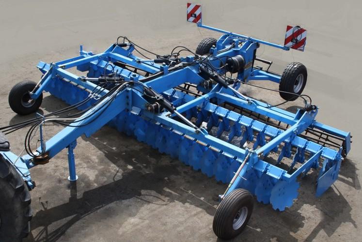 Tab. 4 Dane techniczne GAL-S Typ brony talerzowej GAL-S 2.50 GAL-S 3.00 Szerokość robocza Składanie hydrauliczne Zabezpiecze nie Ilość talerzy Średnica talerzy Nośność hydropack Min.
