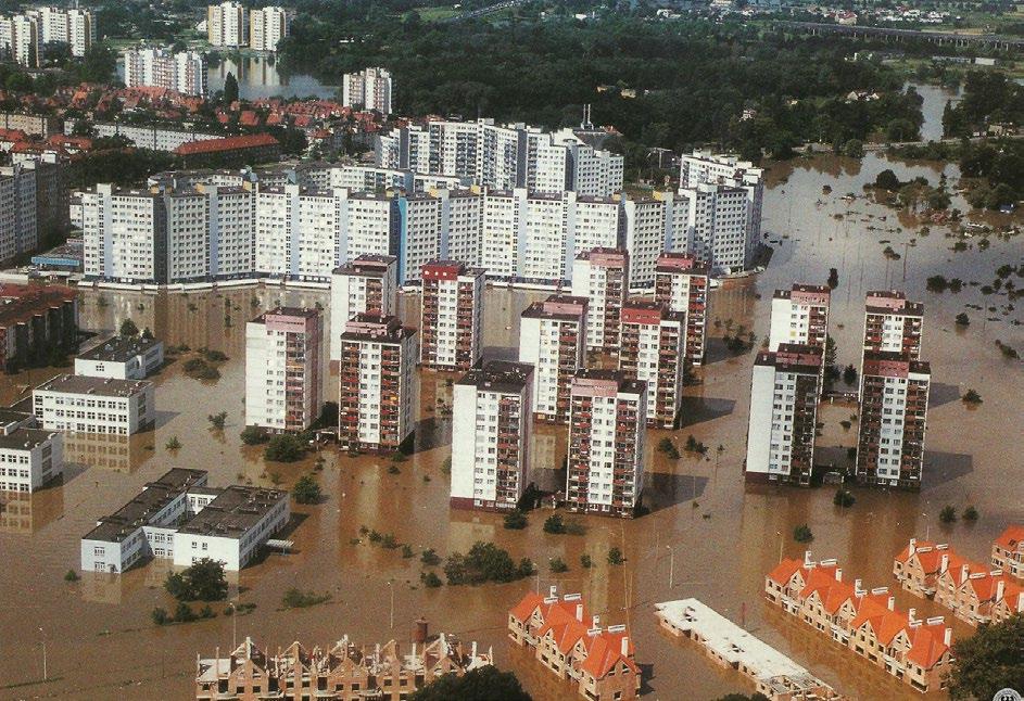 Większość hydrologów obecnie jest zdania, iż: największym winowajcą negatywnych skutków powodzi jest człowiek: chcąc przechytrzyć naturę, bardzo często buduje swoje zabudowania na terenach