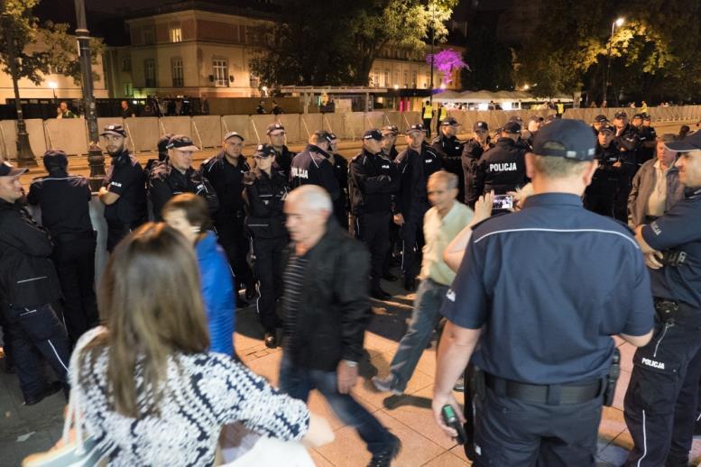 zgromadzenia cyklicznego, na wysokości przed skwerem Hoover a, godz. 20:50.