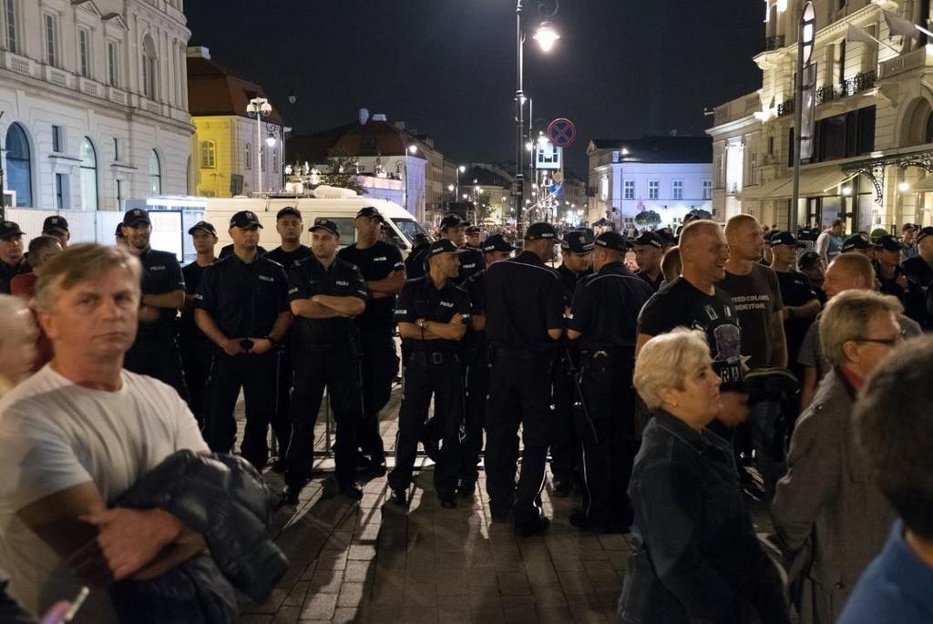 Krakowskie Przedmieście, na wysokości ul. Trębackiej, godz. 20:51.