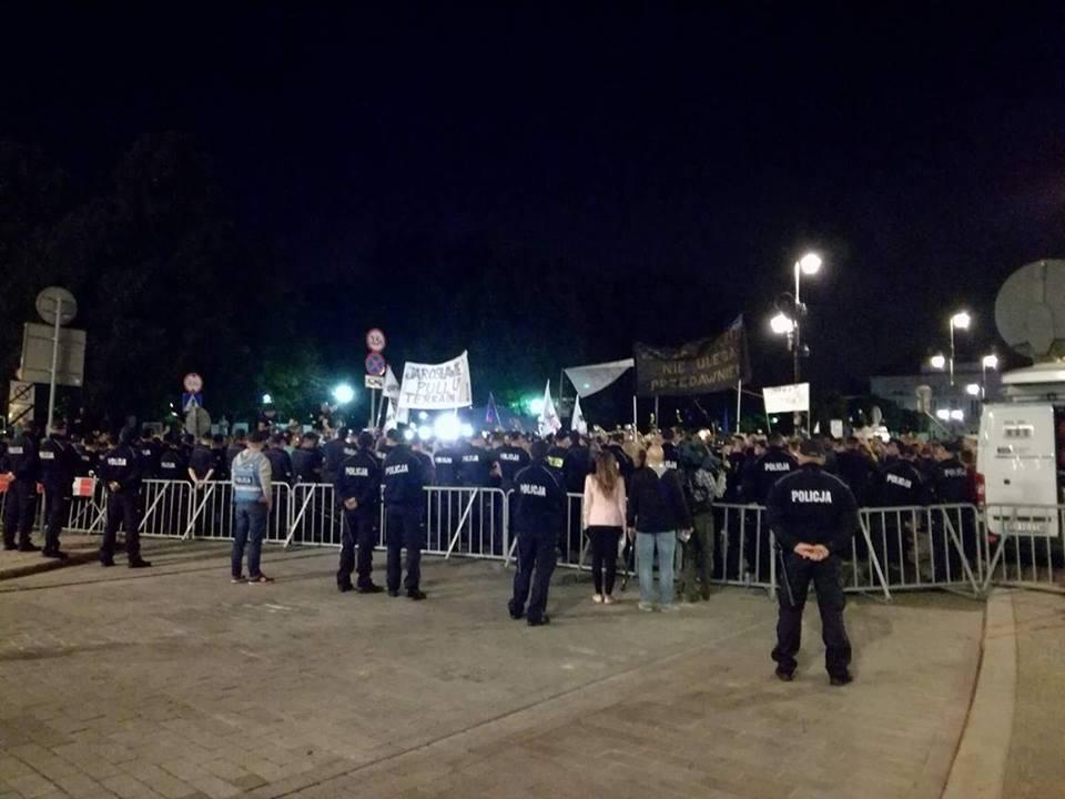 Kordon Policji przy barierkach wzdłuż ul. Krakowskie Przedmieście na wysokości ul Karowej godz. 21:02.