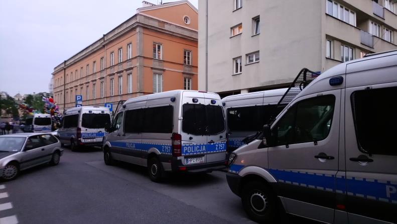 Rezerwy policyjne w różnych momentach gromadziły się na tyłach Placu Zamkowego, przy ul. Międzymurze Piotra Biegańskiego, przy ul. Bednarskiej oraz przy ul. Trębackiej.
