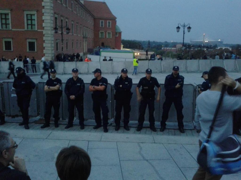 Coffee) na Krakowskim Przedmieściu funkcjonariusze Policji byli ustawieni co około dwa metry, na wysokości ul. Senatorskiej co metr, a już na wysokości Kolumny Zygmunta formowali szyk zwarty.