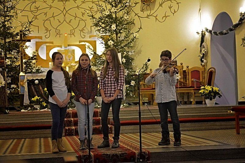 Bożego Narodzenia w naszym kościele zgromadziły się rodziny z dziećmi, aby kolędować Małemu.