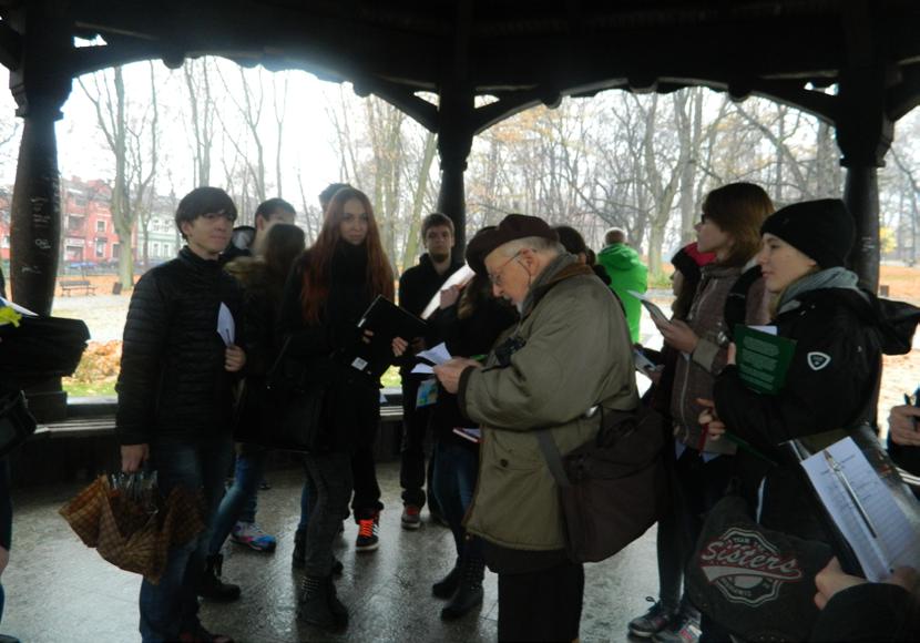 Kaczmarzyk / Wspomnienie o Profesorze Januszu Hereźniaku Ryc. 1. Część terenowa konkursu pt. Znam drzewa i krzewy w Parku Staszica w Częstochowie, 9. 11. 2015 roku.