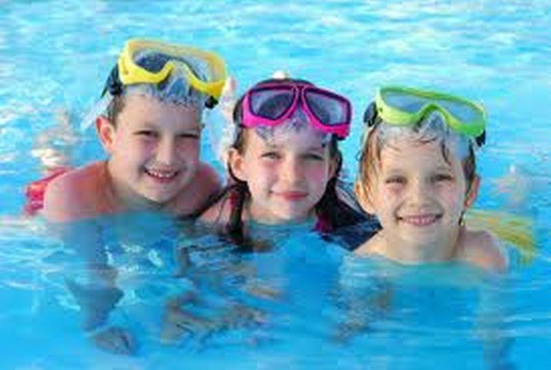 1. Nauka pływania dla dzieci Mimo wieloletnich starań instruktorów i działaczy sportowych bli-sko połowa dzieci i młodzieży oraz większość osób dorosłych w Polsce nie umie pływać.