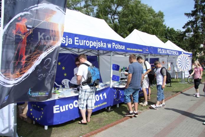 EuroQuiz 2011 w Łebie 17 lipca zawitało do Łeby, mini miasteczko Komisji Europejskiej. Według danych podanych na stronie internetowej www.ec.europa.