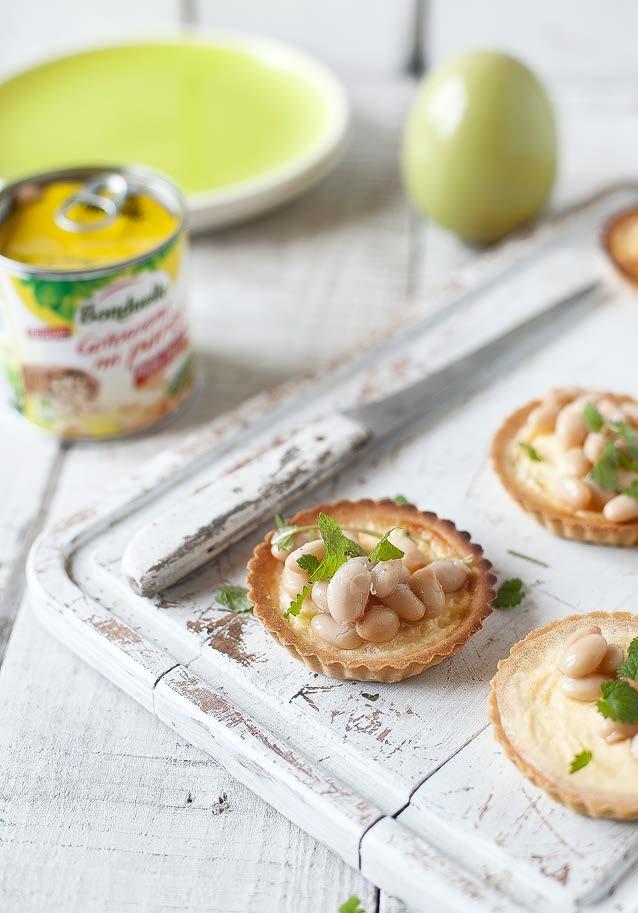 LUNCH // KOLACJA 100 min Tarteletki z białą fasolą i pietruszką SKŁADNIKI: (na 4 porcje) Na ciasto: 250 g mąki pszennej 125 g masła 1 żółtko łyżeczka soli woda 1.