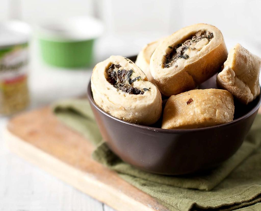 Paszteciki z białej fasoli i suszonych grzybów OBIAD // KOLACJA 240 min SKŁADNIKI: (na 6 porcji) Na ciasto: 0,5 kg mąki pszennej 2 łyżki suchych drożdży szklanka letniej wody szczypta soli i cukru Na