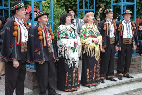 Sceniczną prezentację bukowinskich pieśni, a także zwyczajów i obrzędów ludowych rozpoczął Góralski Teatr Pieśni Dunawiec założony w 1986 roku.