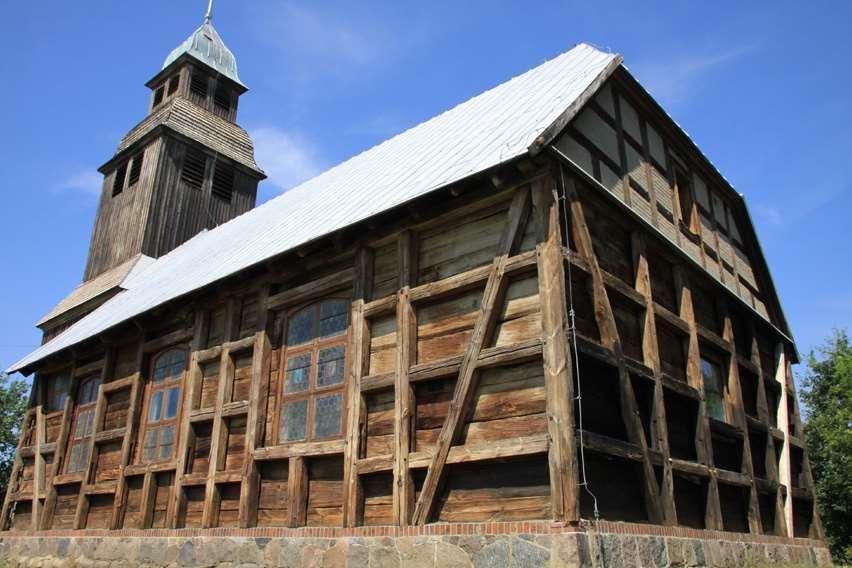 Nowe Dwory, dekanat Trzcianka 1615 (wieża); 1792 (nawa) zdwojona konstrukcja