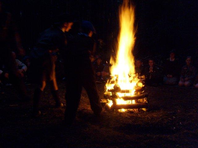 dokłada strażnik) Osoba, która uczestniczy w ognisku, ale musi, choć na moment oddalić się z