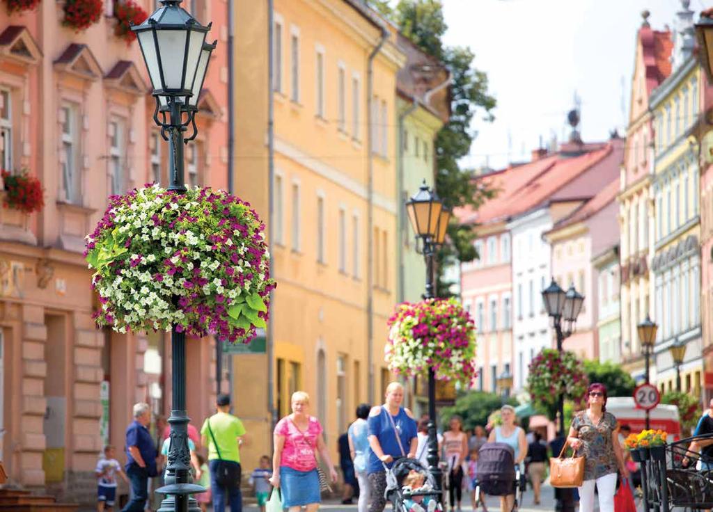 Rynek - serce miasta W600/3 Rozległe rynki polskich miast najczęściej są przestrzeniami dedykowanymi pieszym, miejscami, gdzie koncentruje się życie towarzyskie, a strefa zabytkowa spotyka się z