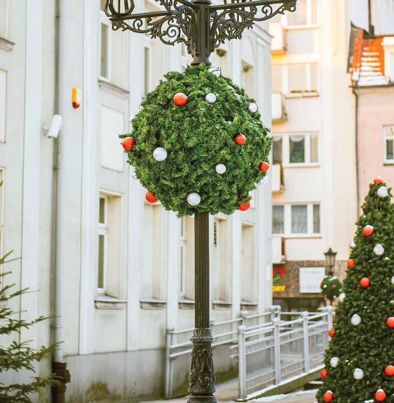 Terra Christmas Ball 70 Nakładka - święta w mieście Świąteczne nakładki na wiszące kwietniki pozwalają szybko przekształcić tradycyjną roślinną dekorację w bożonarodzeniową choinkę.