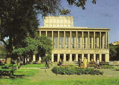 Usługi ekosystemów w miastach Rysunek 4. Plac Dąbrowskiego w Łodzi Porównanie sytuacji z przełomu lat 1970. i 80. oraz współczesnej, po rewitalizacji w 2010 roku.