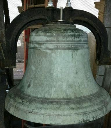 Największy dzwon noszący imię Józef waży 2300 funtów, został odlany w 1921roku również wybija poszczególne godziny w ciągu dnia.