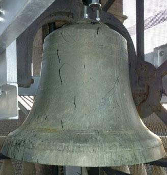 Na dzwonnicy znajdował się jeszcze jeden dzwon, bardzo mały i pokryty rdzą, który tonacją nie współbrzmiał z pozostałymi, dlatego został on zdjęty i po remoncie zostanie umieszczony przy grocie Matki