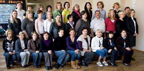-Wyspecjalizowaną kadrę pedagogiczną -Wszechstronny rozwój dziecka -Wspieranie uczniów o specjalnych potrzebach edukacyjnych -Rozwijanie zainteresowań i