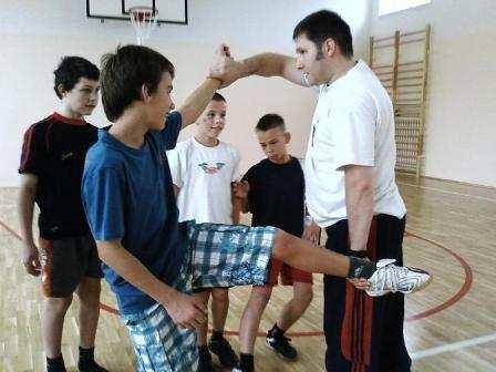 chłopcy i dziewczęta.