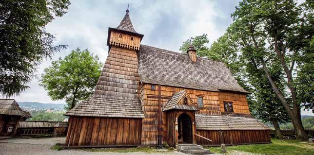 Z zachowanych dokumentów kościelnych i napisu na nadprożu wynika, że wieżę zwieńczoną ostrołukowym hełmem dostawiono w 1601 r.