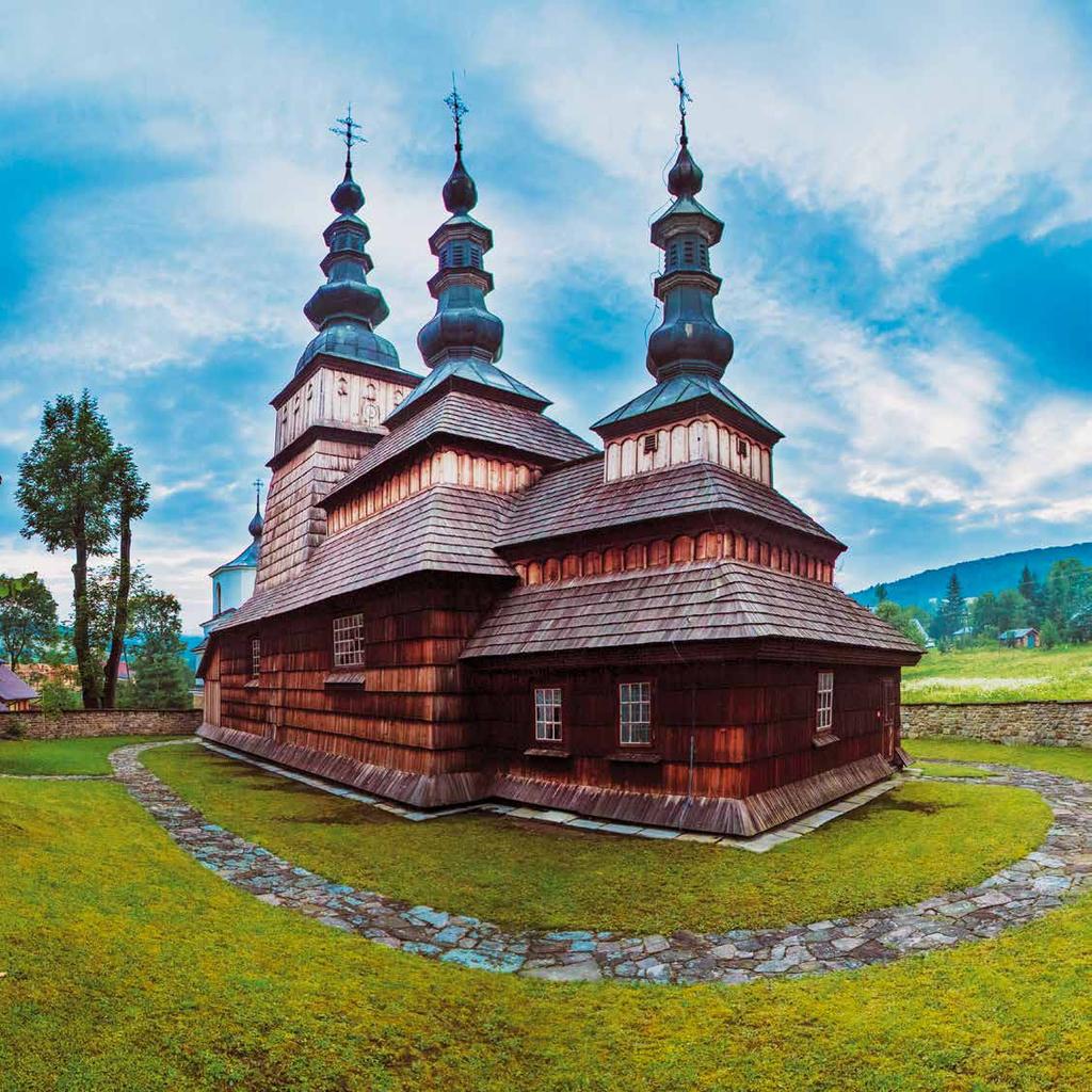 Renesansowy kasztel w Szymbarku oraz pobliski niewielki skansen budownictwa drewnianego.