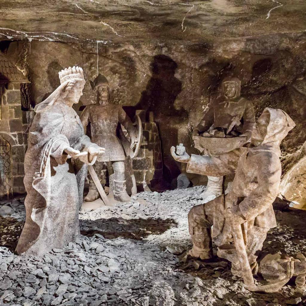 WIELICZKA KOPALNIA SOLI Drewniany kościół św. Sebastiana, czyli najstarszą wielicką świątynię. Skansen Drewnianego Budownictwa Ludowego i fragmenty średniowiecznego zamku w niedalekich Dobczycach.
