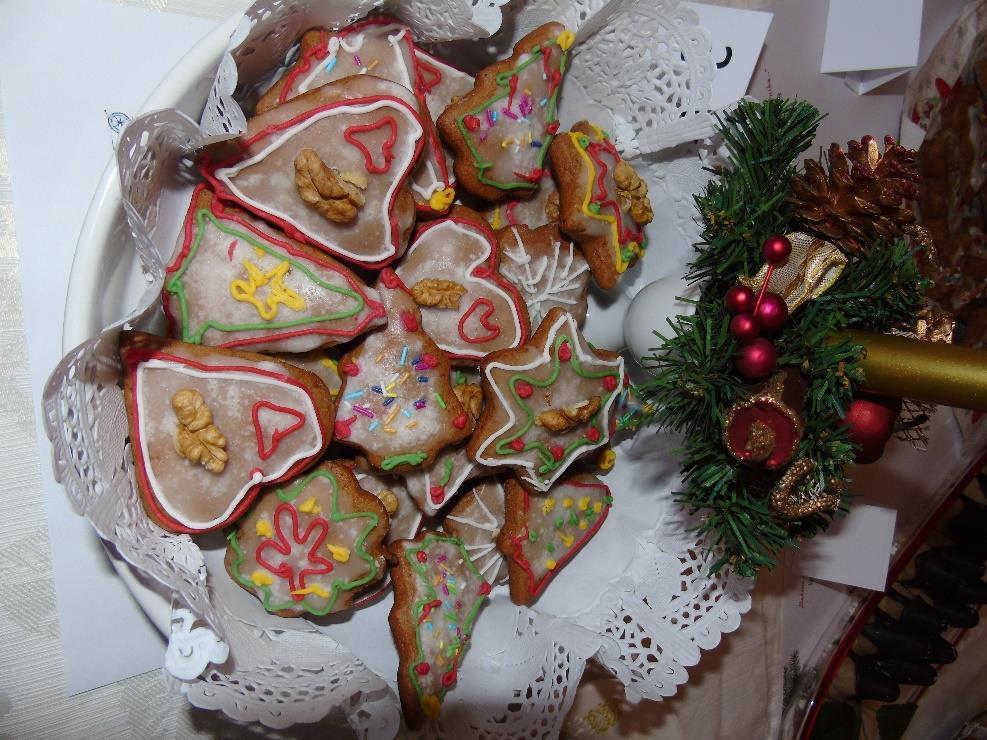 PIERNIKI SKŁADNIKI: - mąka wrocławska: 2 kg - cukier: 1 kg - miód: 25 dag - przyprawa korzenna: 2 opakowania - goździki: 2 łyżeczki, cynamon: 2 łyżeczki, anyż: 2 łyżeczki (wszystkie przyprawy