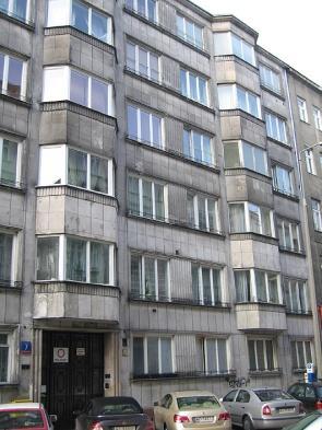 obecny miały wpływ realia formalne (aktualny