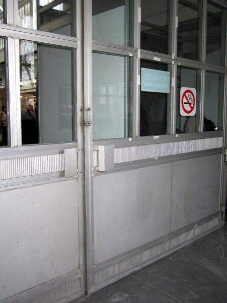 Przykład okiennej i drzwiowej ślusarki metalowej zimnej kształtowniki