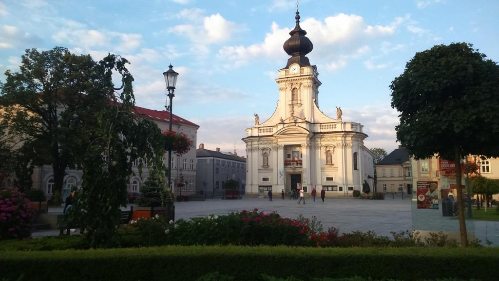 Gmina Wadowice Gmina Wadowice - gmina miejsko-wiejska, położona nad rzeką Skawą, na terenie Pogórza Śląskiego (południowa część gminy